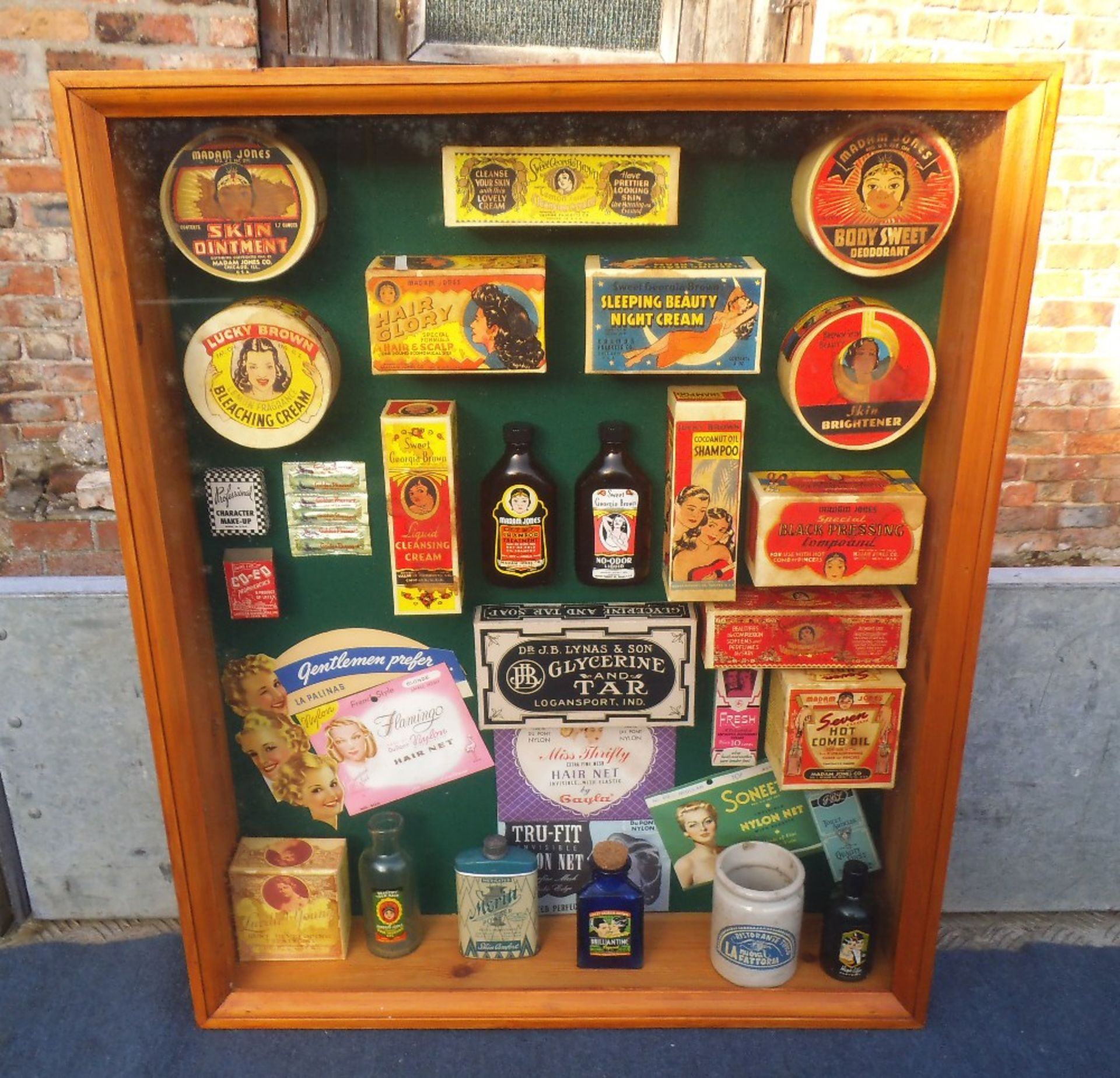 American packaging display case, 64 x 78cm.