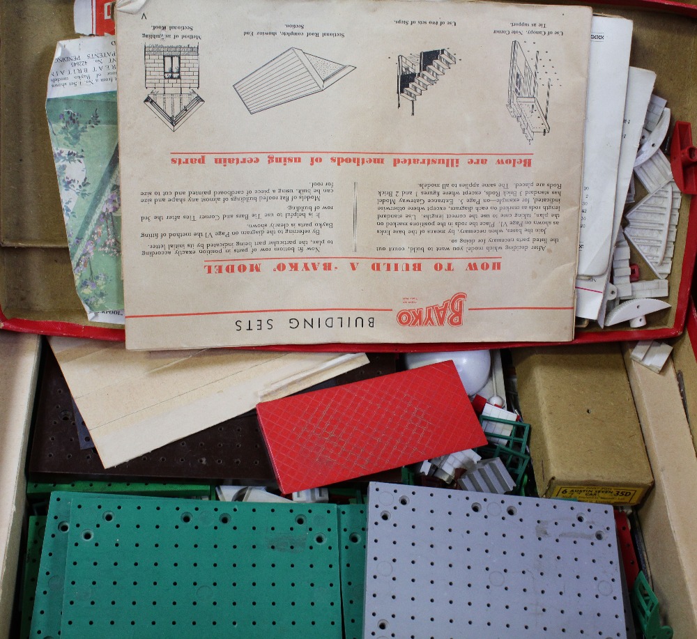 Two vintage Bayko building sets in original packaging (2). - Bild 2 aus 3