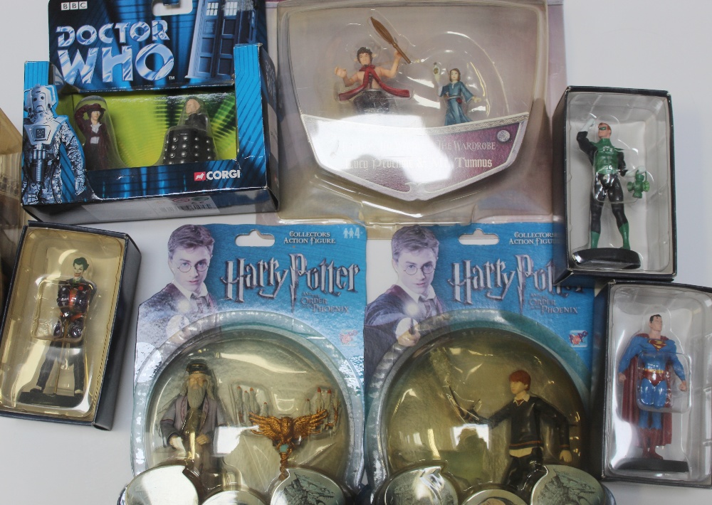 A large quantity of mainly 'Doctor Who' DVDs, some cased Harry Potter figures, resin models etc. - Bild 3 aus 3
