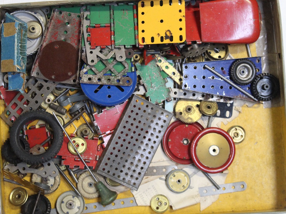 A collection of loose Meccano, colours include red, green, yellow and blues, - Bild 2 aus 2