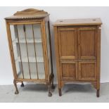 Am early/mid-20th century oak single-door display cabinet on cabriole legs to ball and claw feet,