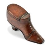 A Georgian mahogany snuff mull in the form of a shoe, with brass studded decoration, length 9cm.