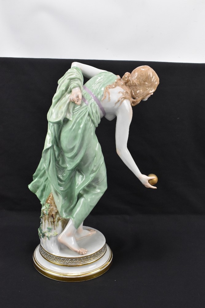 MEISSEN; a large figure 'Kugelspielerin', the boule player designed by Walter Schott circa 1900, - Bild 4 aus 5