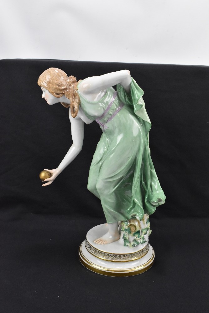 MEISSEN; a large figure 'Kugelspielerin', the boule player designed by Walter Schott circa 1900, - Bild 2 aus 5