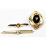 A 15ct yellow gold and diamond set bar brooch, the collet set stone weighing approx 0.25ct, a