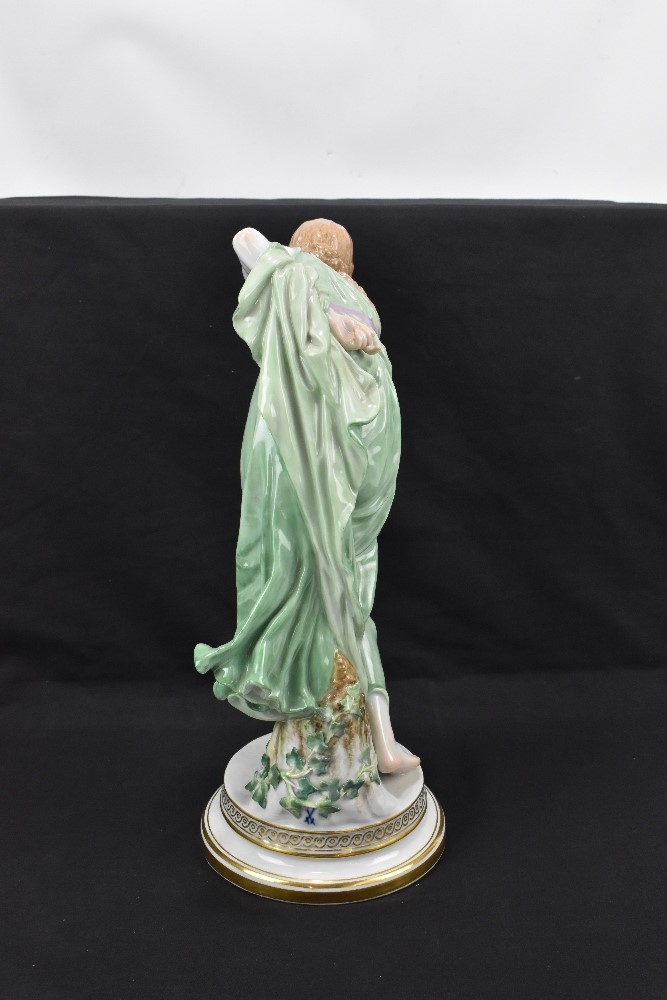 MEISSEN; a large figure 'Kugelspielerin', the boule player designed by Walter Schott circa 1900, - Bild 3 aus 5