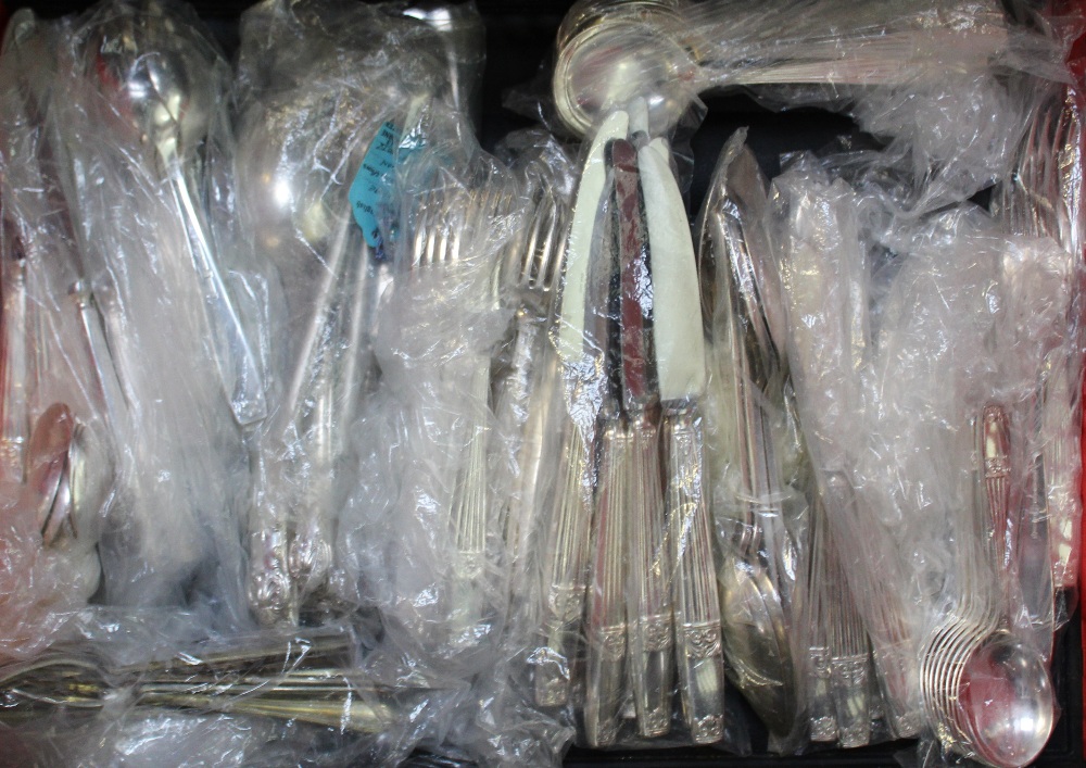 A mixed group of electroplated items including cutlery and tableware, - Bild 2 aus 2