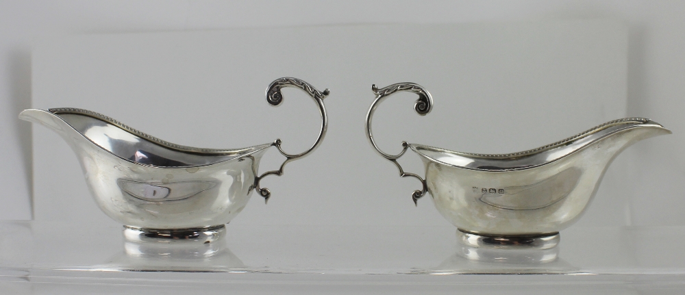 A George VI pair of hallmarked silver sauce boats with bead rim, Birmingham 1932, approx 2.2ozt (2).