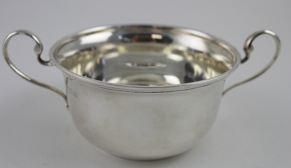 An Edward VII hallmarked silver twin-handled sugar bowl of plain form, Charles Boyton & Son Ltd,