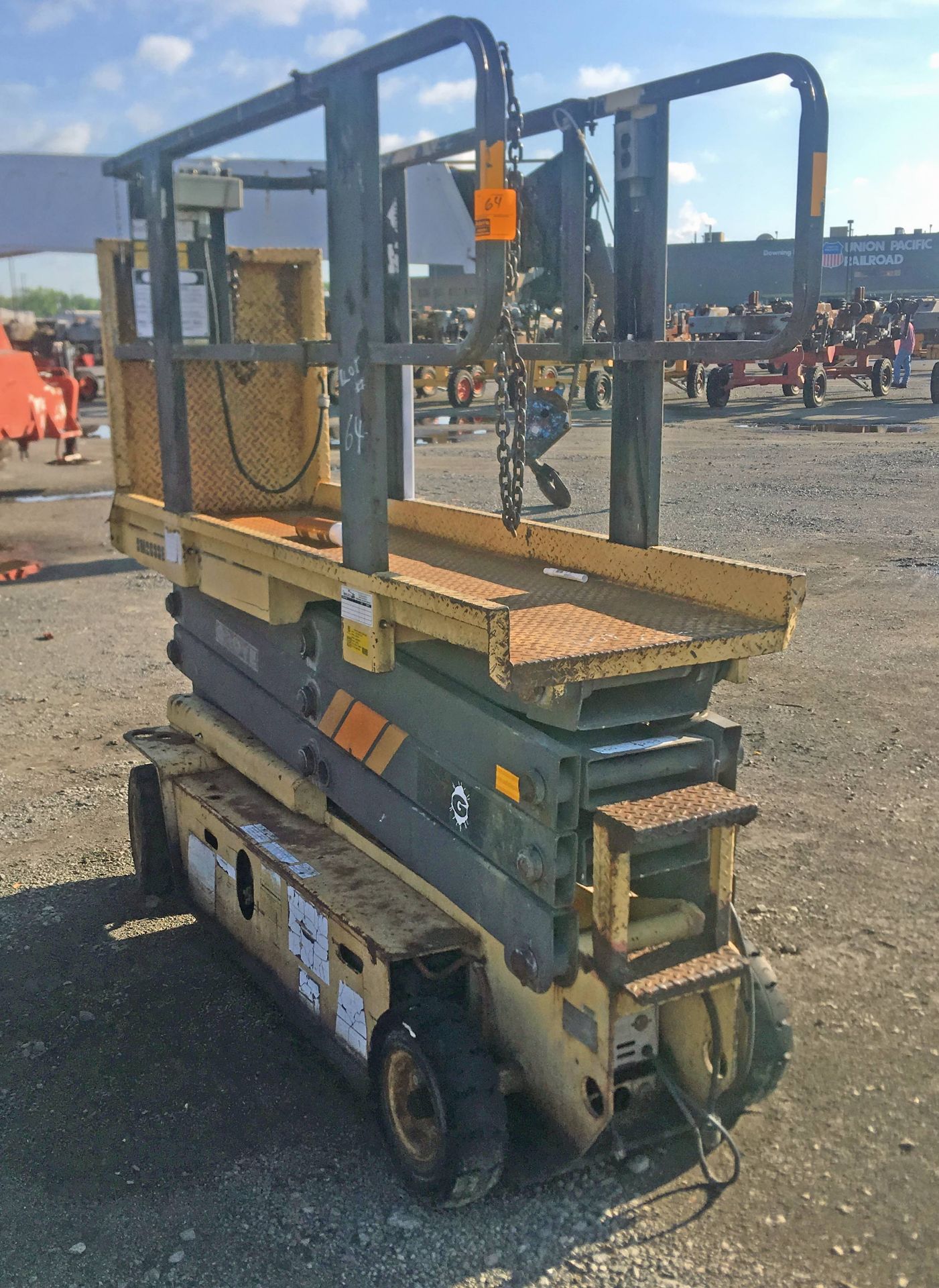 SZL100057 - SM2633E GROVE SCISSOR LIFT