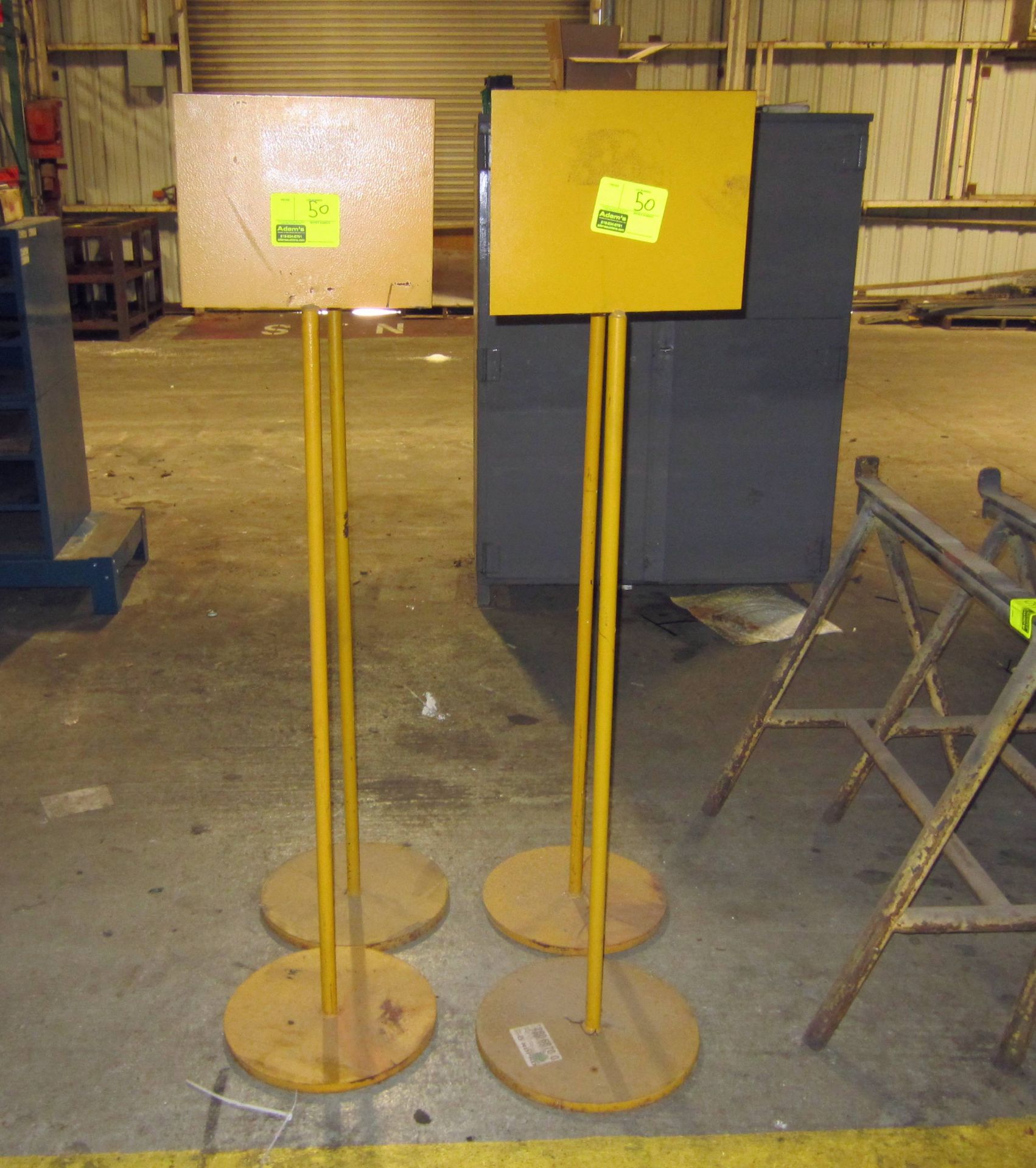4 MATERIAL STANDS