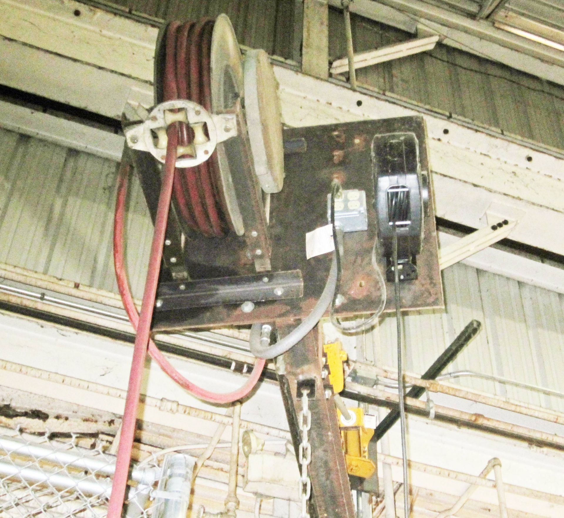HOSE REEL AND ELECTRIC REEL ON ARM