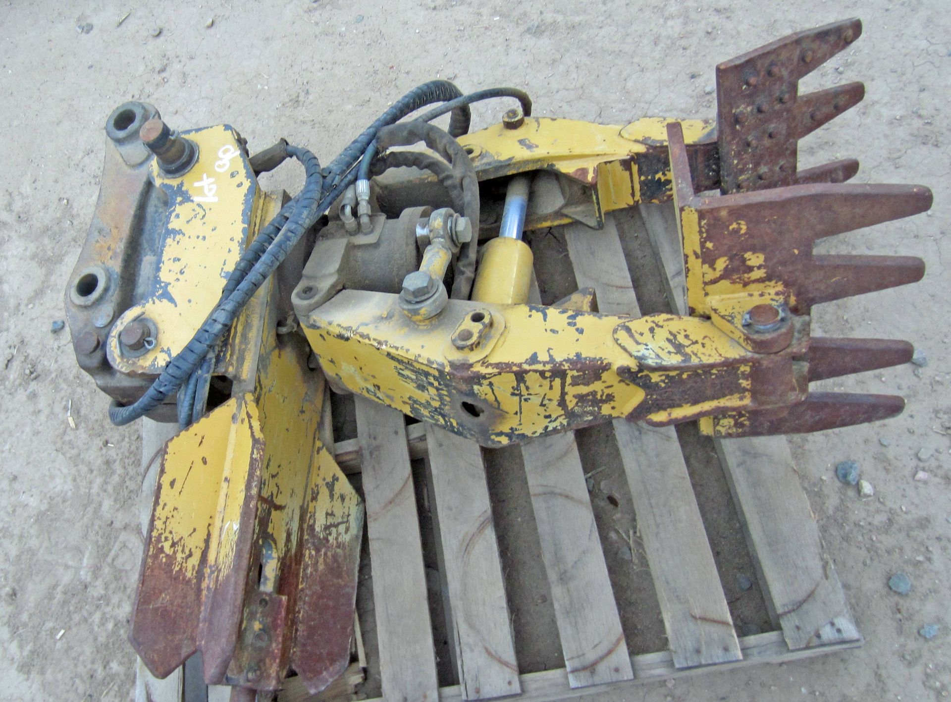 TIE INSERTER ATTACHMENT FOR BACKHOE