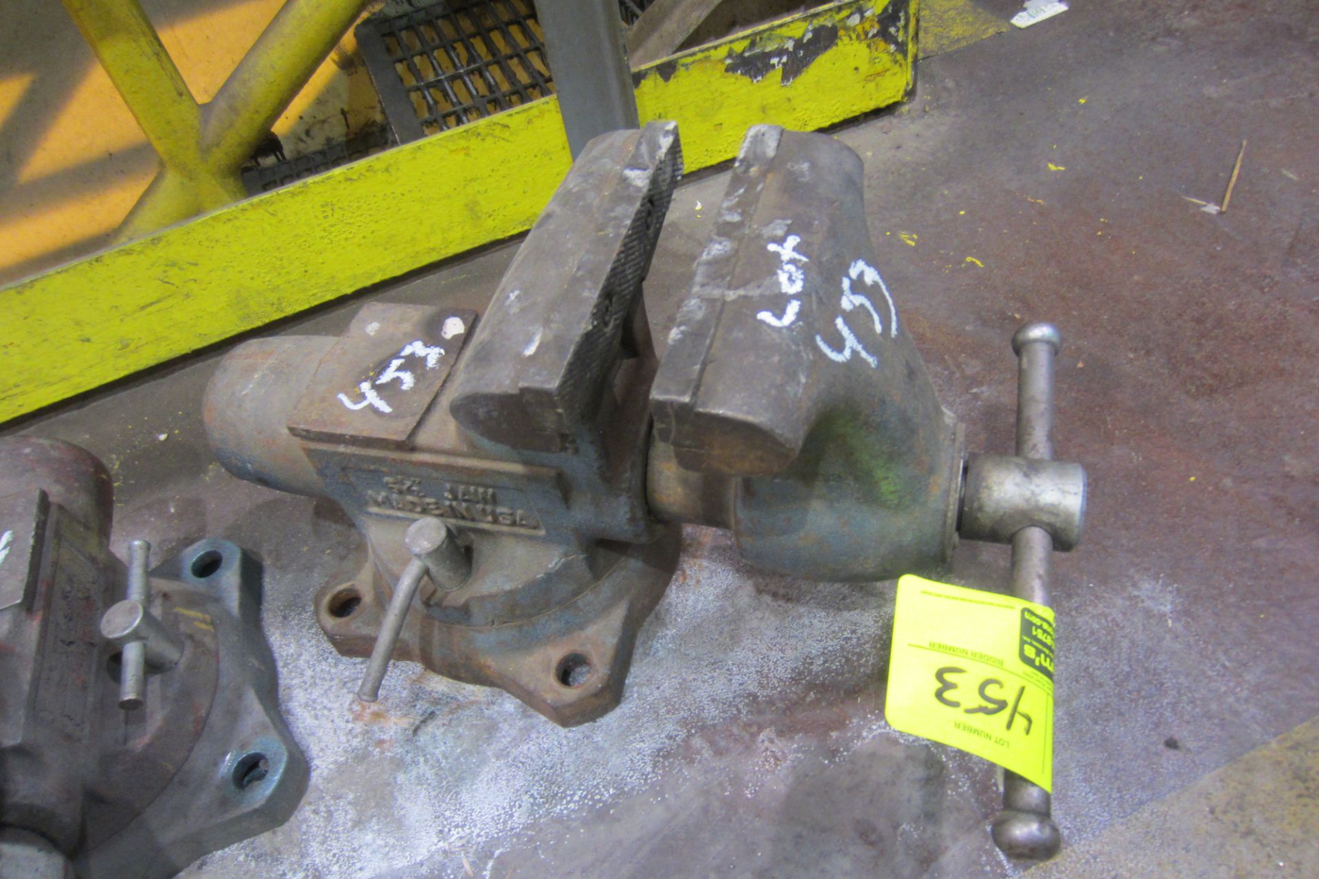 VISE WITH 6 1/2" JAW