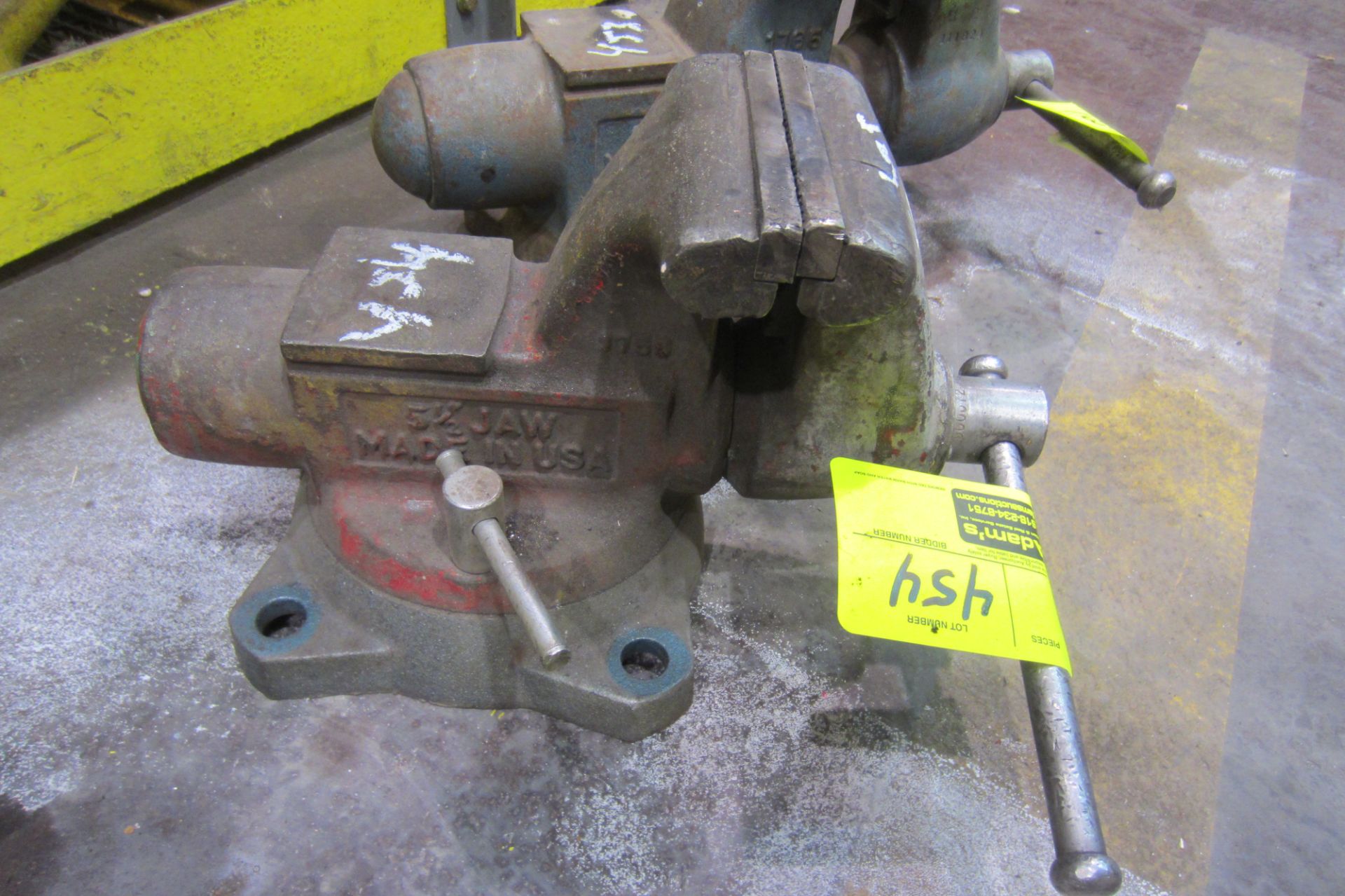 VISE WITH 5 1/2" JAW
