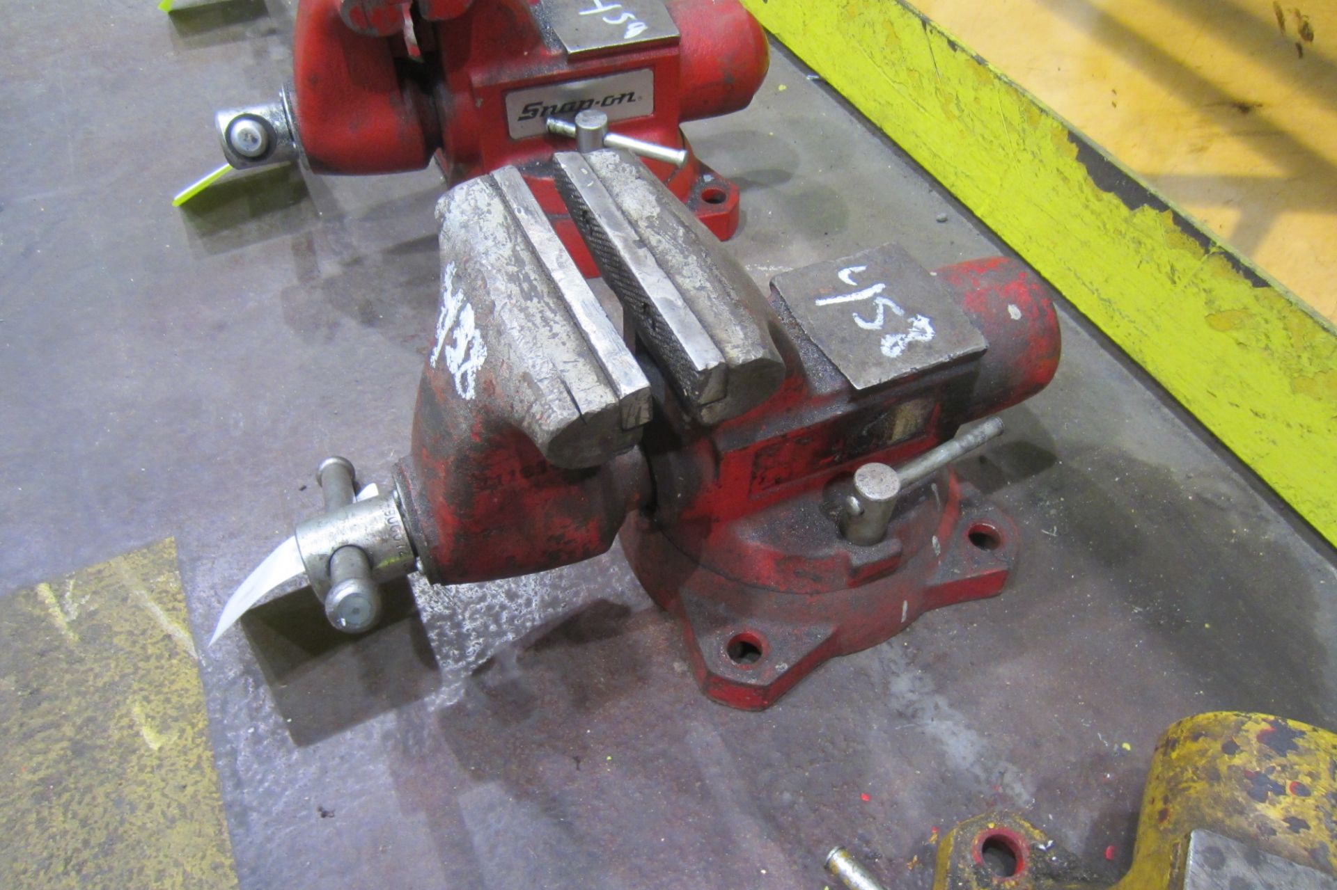 VISE WITH 5 1/2" JAW