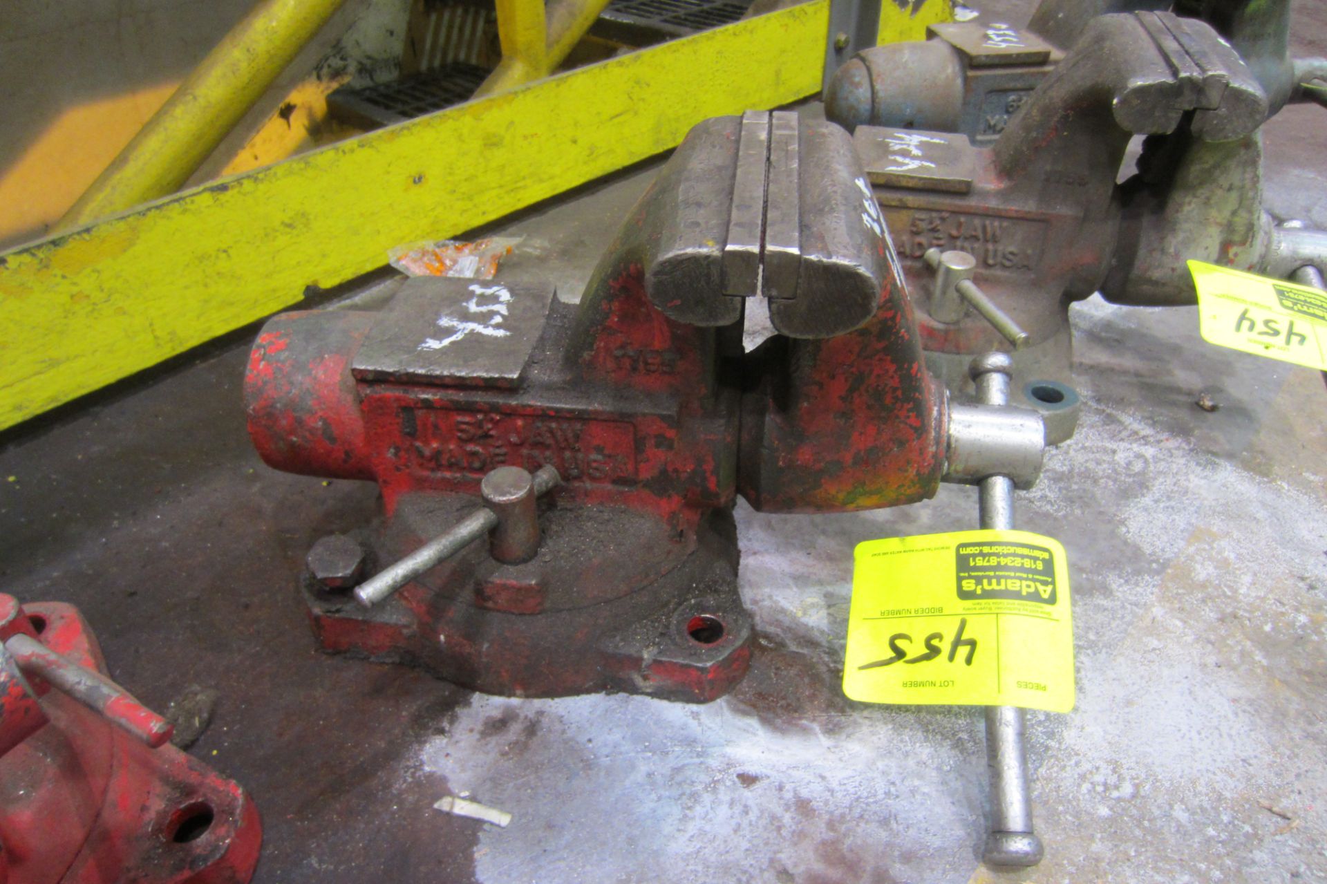 VISE WITH 5 1/2" JAW