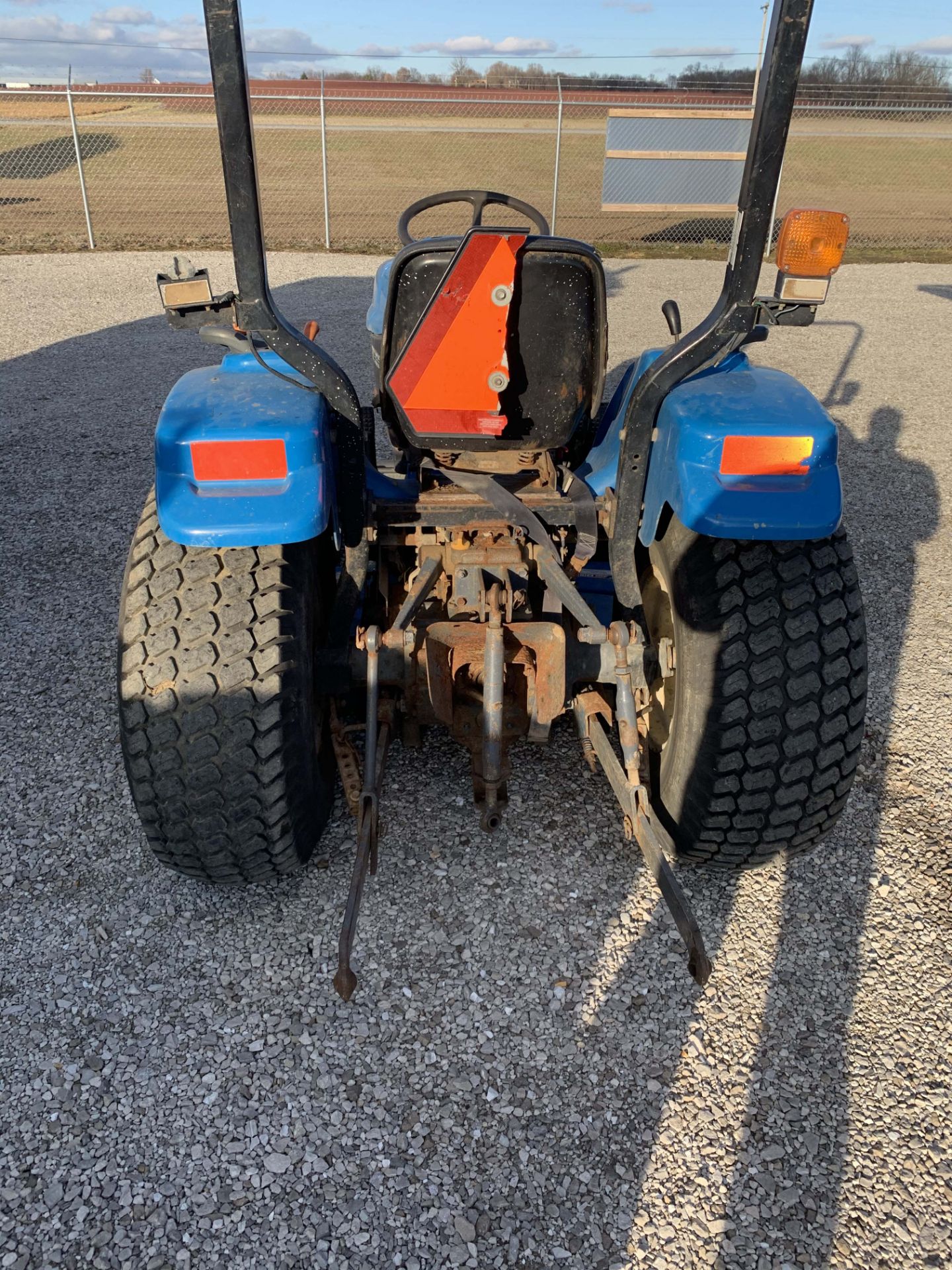 1998 NEW HOLLAND 1925 TRACTOR, 4WD, 2380HRS, SER#G006032 with 1998 NEW HOLLAND 914A 6' MOWER DECK, - Image 4 of 5