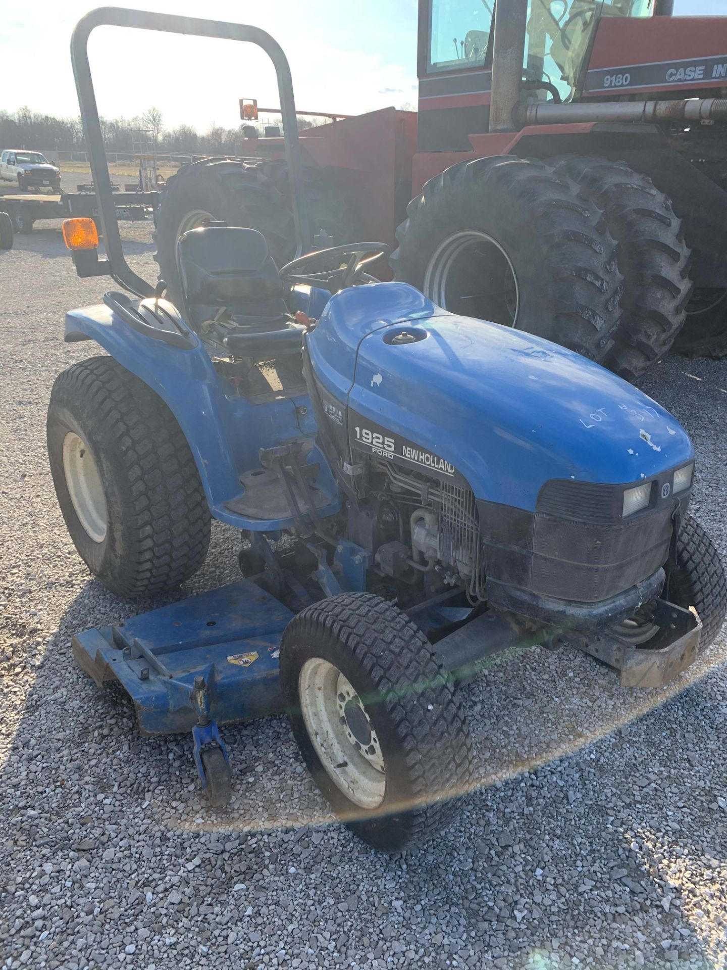 1998 NEW HOLLAND 1925 TRACTOR, 4WD, 2380HRS, SER#G006032 with 1998 NEW HOLLAND 914A 6' MOWER DECK,