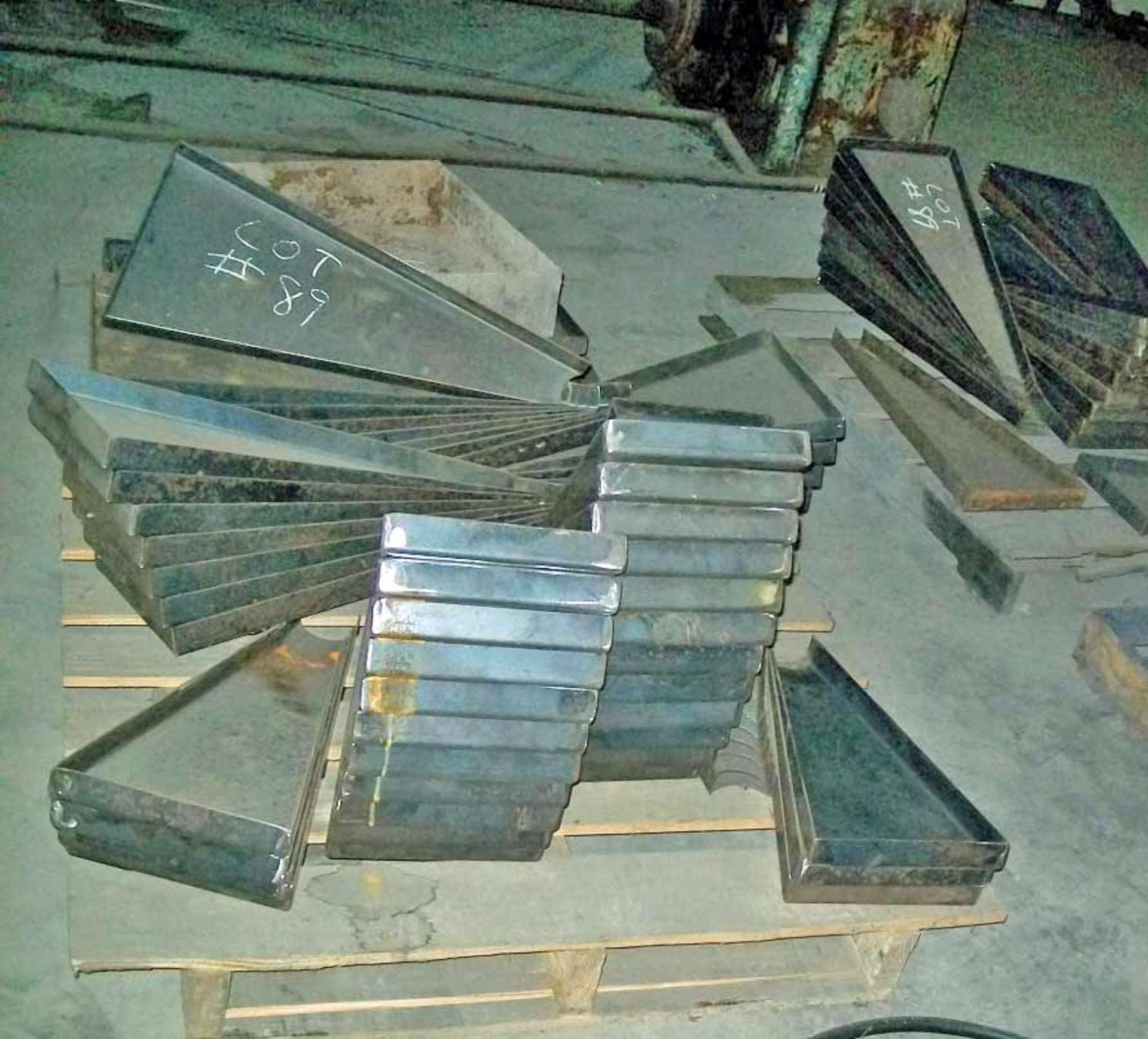 (4) PALLETS WITH STEP TREAD