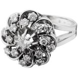 Diamant-Ring "Blume"Weissgold 750. 17 Brillanten, zusammen ca. 0.63 ct. Ringgrösse 51. 5.1 g.- - -