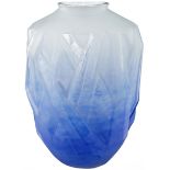 Vase "Schneider"Frankreich, um 1930. Farbloses Glas mit blau melierterm Überfang. Reliefdekor,