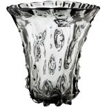 Grosse GlasvaseWohl Murano, Mitte 20. Jh. Rauchfarbenes Transparentglas mit gezwickten Nuppen.