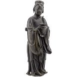 Figur einer AdorantinChina 17./18. Jh. Bronze mit dunkler Patina. In langem Gewand stehende Figur