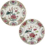 Zwei flache "Famille rose" TellerChina 18. Jh. Exportporzellan. Pfau zwischen Päonien. Rand mit "