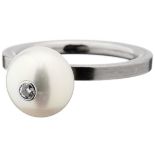 Perlen-Diamant-Ring "PUR"Weissgold 750, graviert "PUR", Deutschland. 1 weisse Kulturperle mit 1