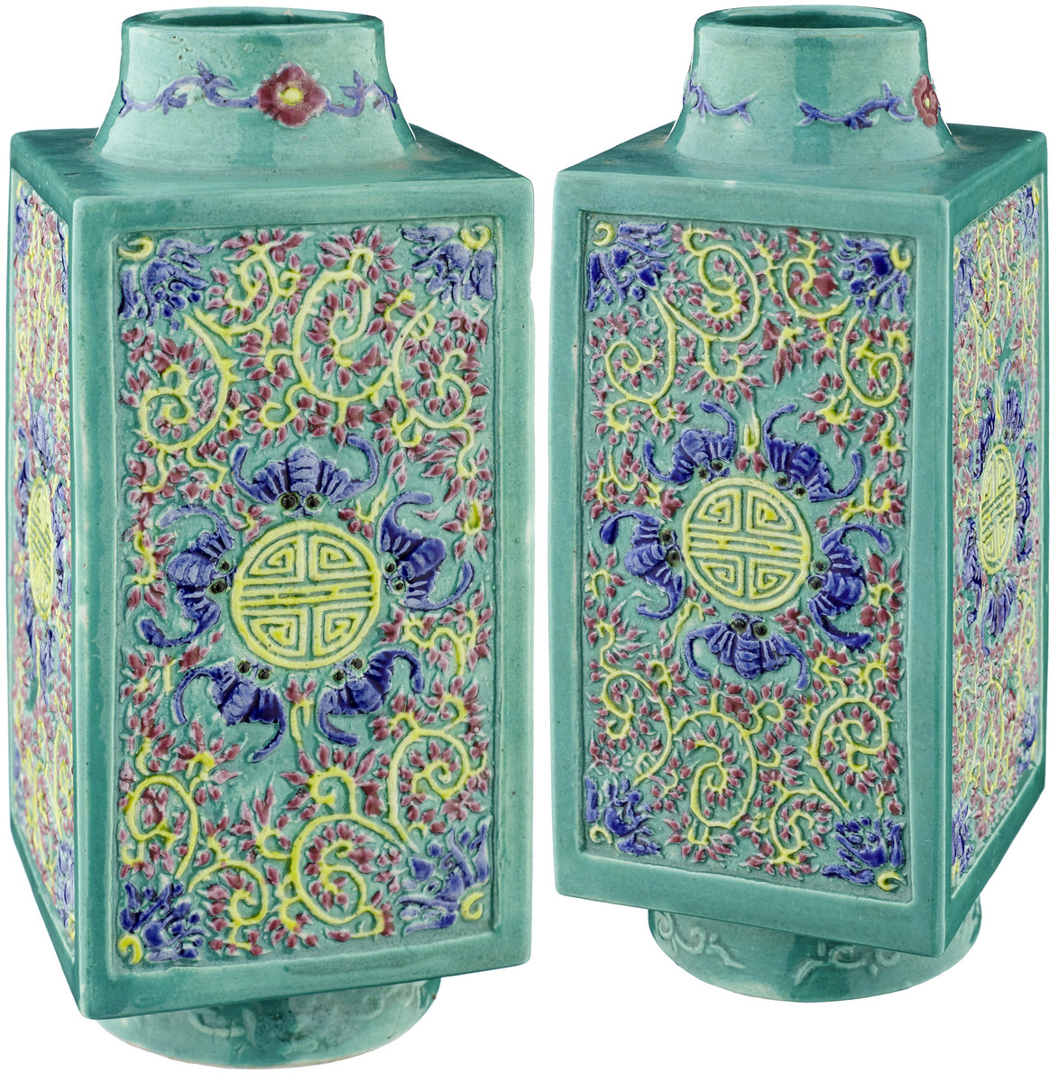 Paar congförmige VasenChina um 1900. Biscuitporzellan mit Emailfarben. Reliefdekor von