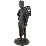 Bronzefigur einer BijinJapan Meiji/Taisho um 1920. Dunkel patiniert. Junge Bäuerin mit Korb auf