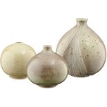 Drei Vasen "Mario Mascarin"Mitte 20. Jh. Mauve-salbeigrün, beige und grau glasierte Keramikvasen.