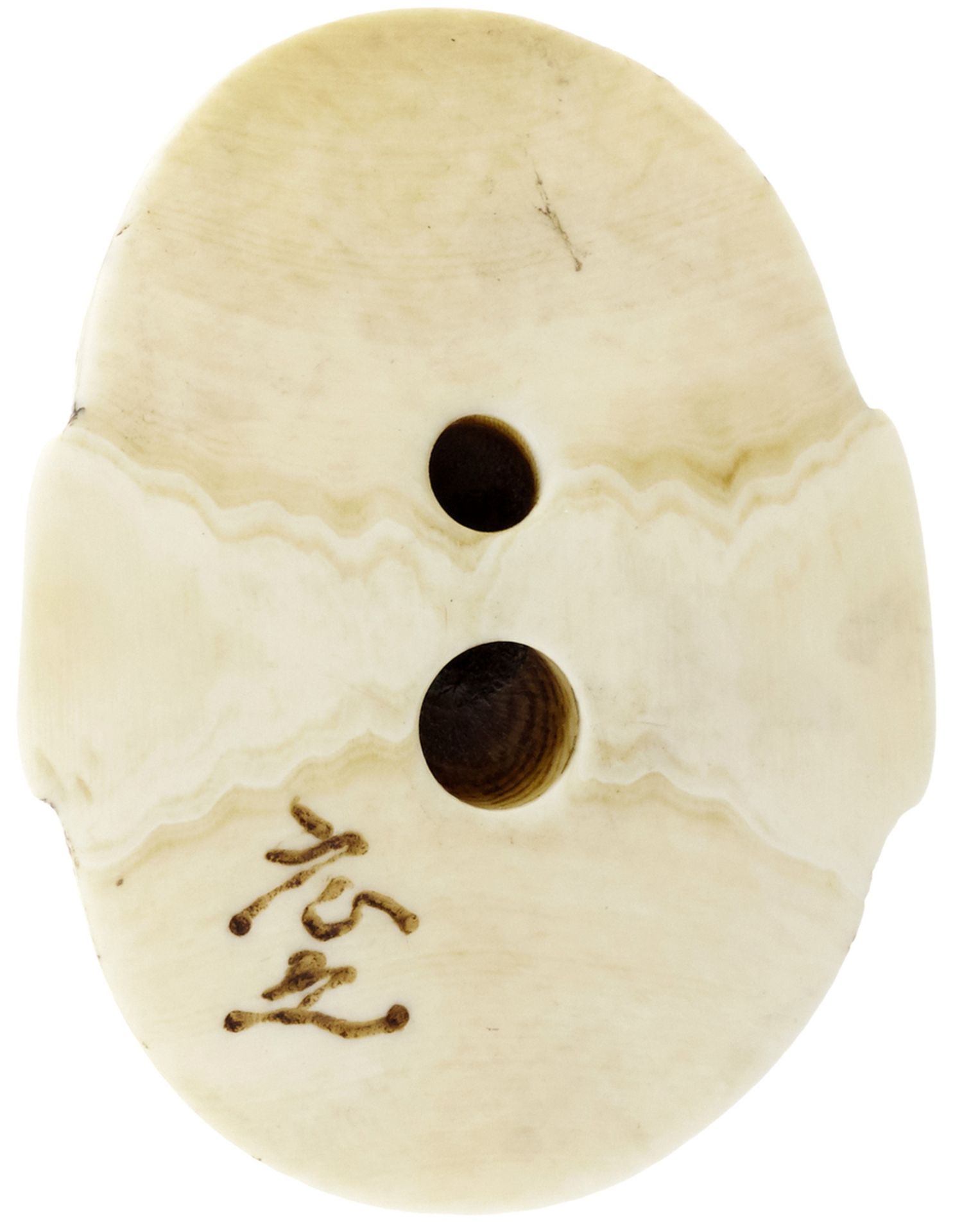 Zwei Masken-NetsukeJapan 19. Jh. Aus dem Schnabel eines Nashornvogels das Gesicht einer alten Frau - Bild 4 aus 4
