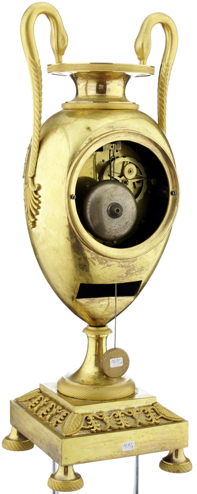 KaminuhrFrankreich, um 1800. Vasenförmiges Gehäuse aus matt- und glanzvergoldeter Bronze mit - Bild 2 aus 4