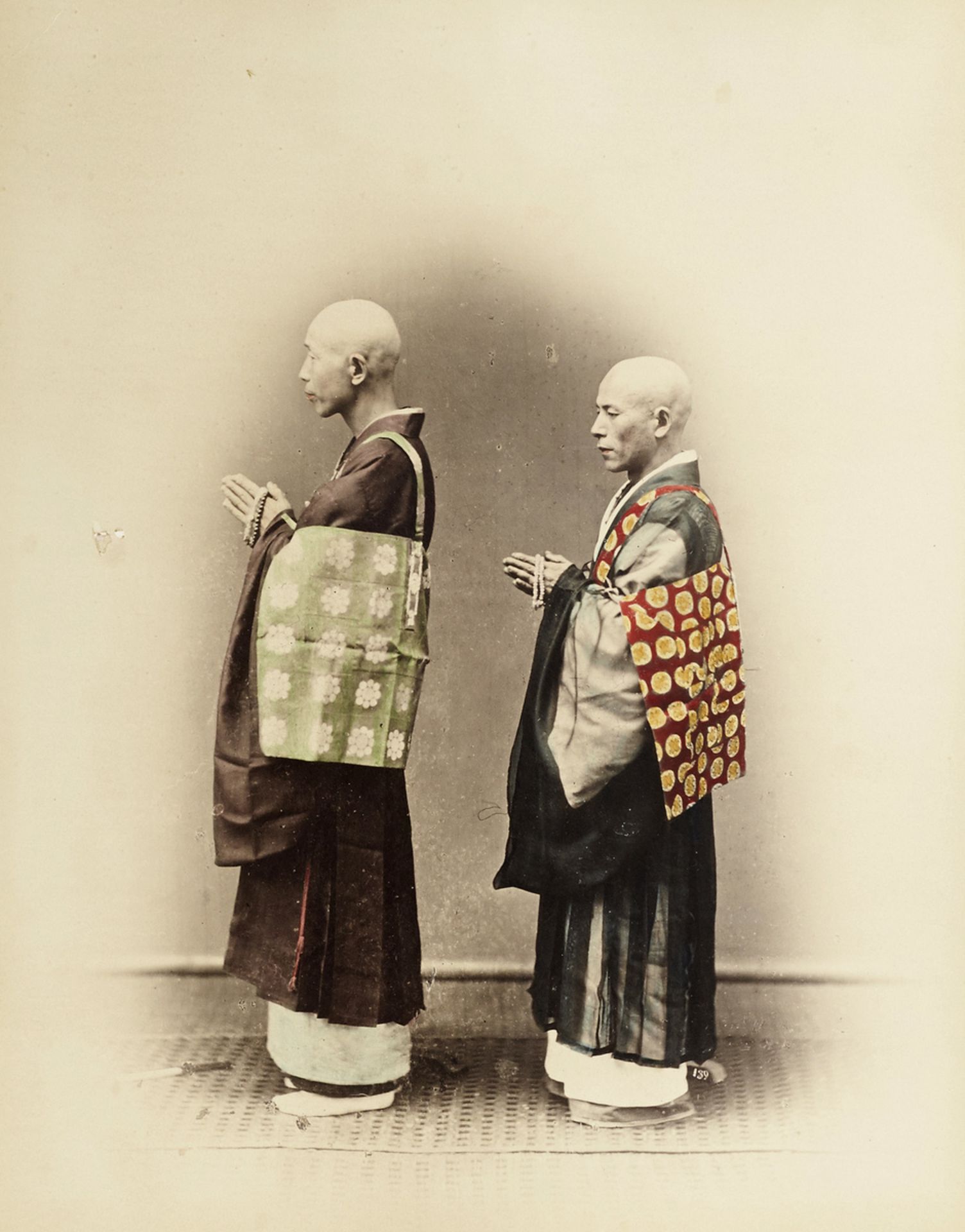 Feines FotoalbumJapan um 1889/90. Der Deckel in Lackarbeit mit Einlagen in Bein, Lederrücken. In - Bild 11 aus 14