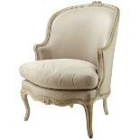 FauteuilFrankreich, um 1760. Louis XV. Bergère aus Buchenholz geschnitzt, mouluriert und steingrau