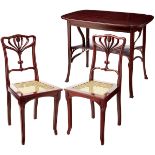 Jugendstil-SitzgruppeUm 1900. Mahagoni und mahagonifarbenes Holz. Bestand: Tisch und vier Stühle.