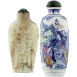 Zwei Snuff bottlesChina um 1900. Eines aus Porzellan mit buntem Dekor von Figuren und Fabeltieren in