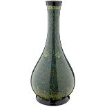 Vase "Gouda"Um 1900. Keramik. Polychrome Malerei "Pfauenfedern". Gemarkt. Kleiner Chip am Stand.