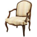 Fauteuil18. Jh. Louis XV. Nussbaumholz geschnitzt und mouluriert. Gepolsterter Sitz und Rückenlehne.