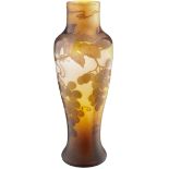 Vase "St. Louis"Nancy, Anfang 20. Jh. Farbloses Glas mit orangebraunem Überfang. Hochgeätzter