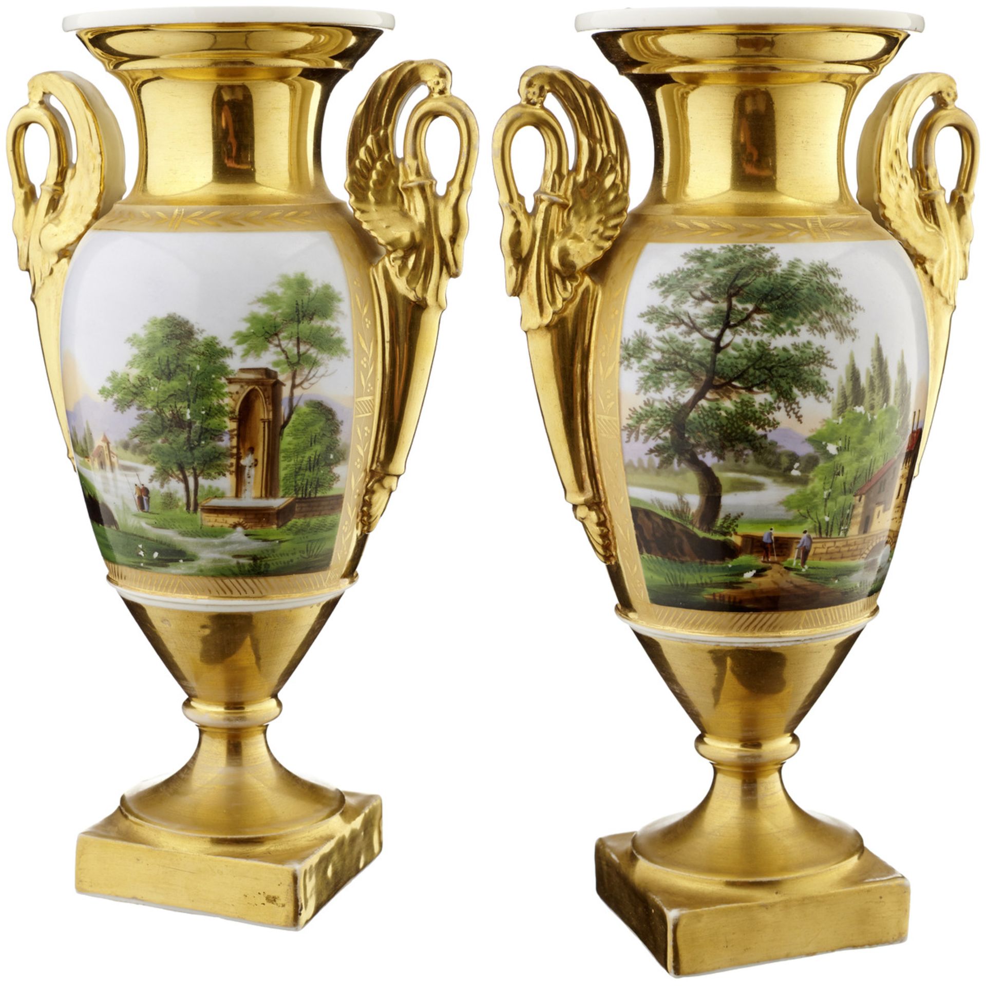 Paar ZiervasenParis, um 1820. Porzellanvasen mit reicher Vergoldung. In Reserven polychrome