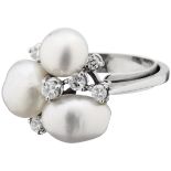 Perlen-Diamant-RingWeissgold 750. 3 weisse Kulturperlen, 6 Brillanten, zusammen ca. 0.15 ct.