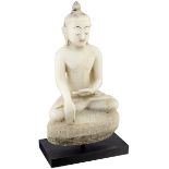 Grosser BuddhaBurma. Alabaster. Im Meditationssitz auf Lotussockel, die Gesichtszüge und das Haar in