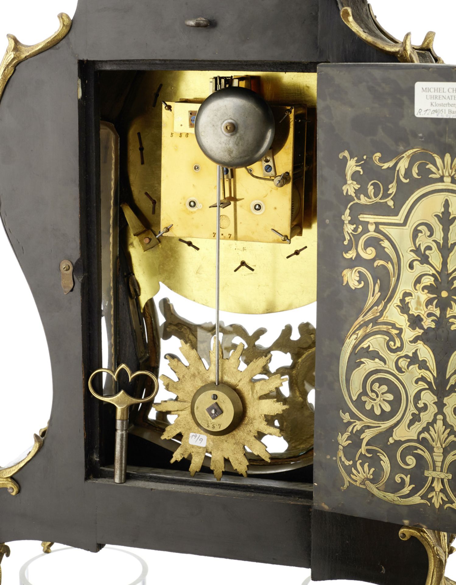 PenduleFrankreich, Ende 19. Jh. Stil Louis XV. Holzgehäuse mit Sockel und Aufsatz. Reiche Boulle- - Bild 3 aus 3