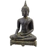 Kleiner BuddhaThailand antik, im Ayutthaya-Stil. Bronze mit dunkler Patina. Im Meditationssitz auf