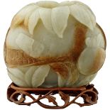 Jade GefässChina um 1900. Seladonfarbener Stein mit braunen Partien. In Form eines Granatapfels