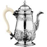 KaffeekanneLondon, 1770. Silber getrieben, gegossen, ziseliert. Scharnierdeckel. Henkel aus