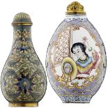 Zwei Email Snuff bottlesChina um 1900. Eines in Email Cloisonné mit farbigem Rankendekor, Stöpsel en